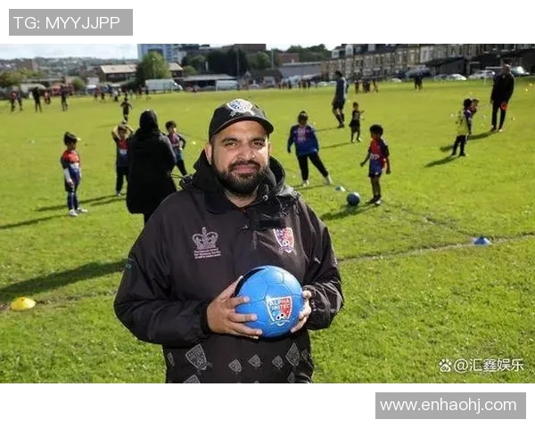 哪个足球明星在场上打人最强大他们的暴力行为引发了怎样的争议